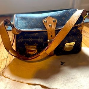 **** 100% Authentic**** purchased directly from Louis Vuitton store